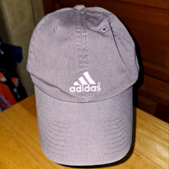 An Adidas ladies adjustable ball cap/truckers hat in an OSFM.  Pre-loved in good - Picture 1 of 8